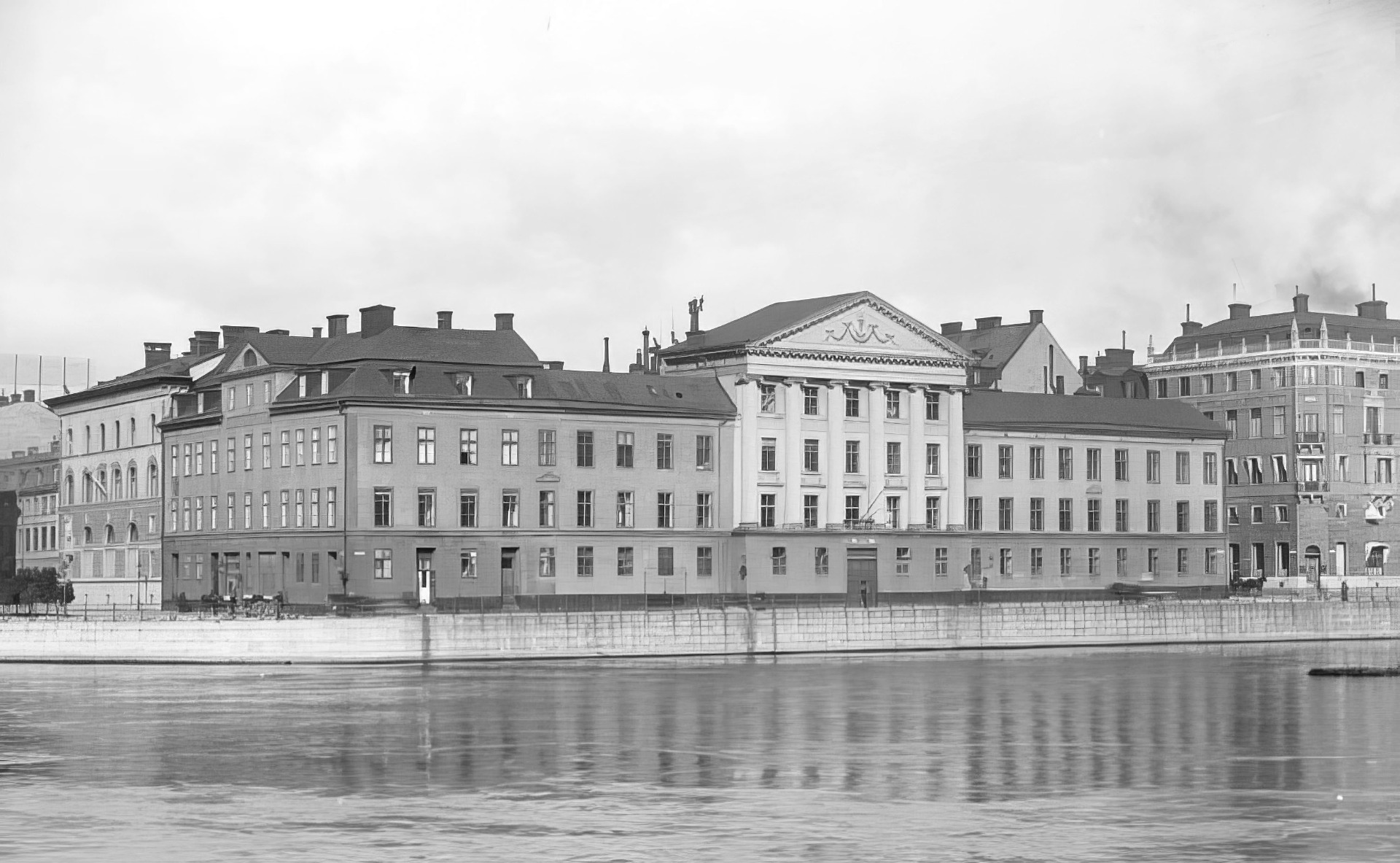Bondeska palatset 1898. Till vänster syns det högre Hildebrandska huset